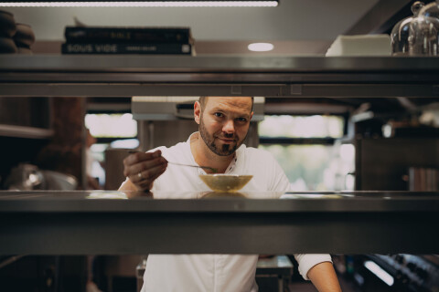 Chef Bas in de keuken bij Vecera