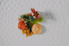 Gerecht in oranje op wit bord
