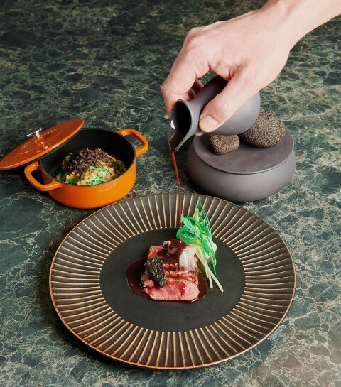 Opgieten van saus bij Vecera