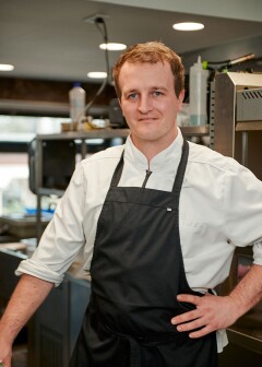 Kok in de keuken bij vecera groot