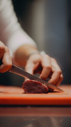 Snijden van vlees en vis bij vecera groot