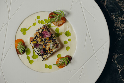 Vecera gerecht op wit bord